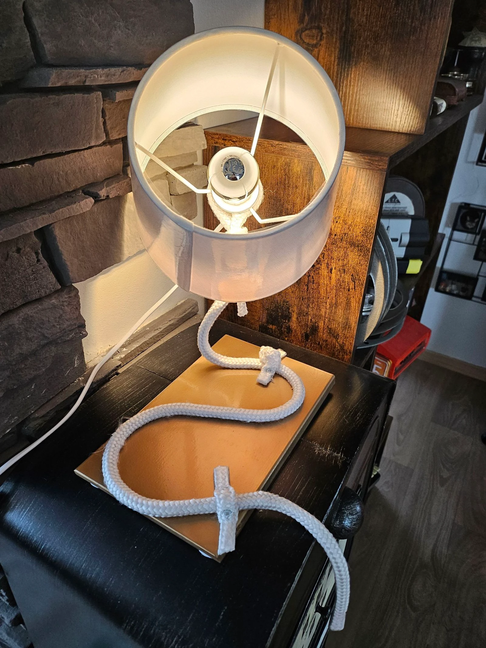 Lampe modèle unique  – photo 2